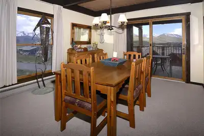 Image de Large Slopeside Condo, vaste rénovation, balcon w \/ vue sur la montagne