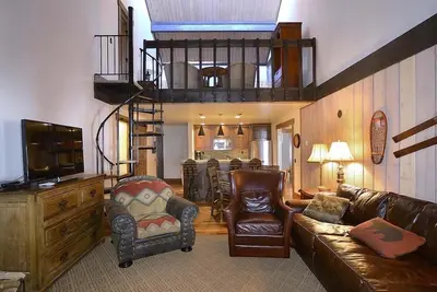 Image de Grand condo en pente avec remodelage en profondeur, vue sur la montagne, cheminée