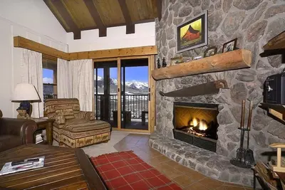 Image de Spacieux Slopeside Condo w \/ Amazing Views, laveuse \/ sécheuse, cheminée