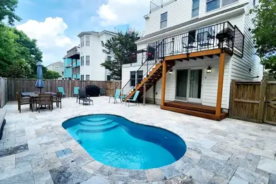 Image de Beach home avec mises à jour à seulement 1 pâté de maisons de la plage située Croatan.