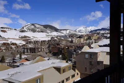 Image de Grand condo en pente avec balcon spacieux, vue sur la montagne, mises à jour récentes