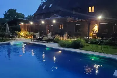 Image de Montréal Grande maison de 8 suites Br avec vue sur la rivière et le parc adjacent vert