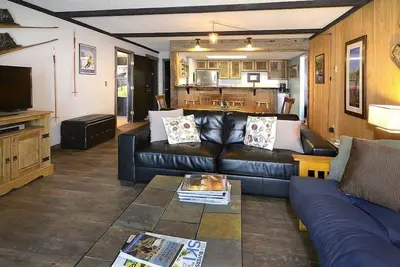 Image de Mise à jour spacieux Condo Pet Friendly w \/ Vues, Cheminée; Marches menant aux pistes