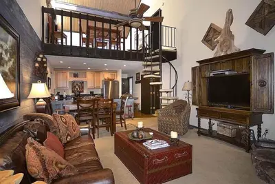 Image de Récemment rénové Ski-In \/ Out Condo w \/ Views, Cheminée, Balcon, Animaux acceptés
