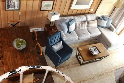 Image de Slopeside Condo avec vue sur la montagne, balcon, cheminée, unité d'extrémité