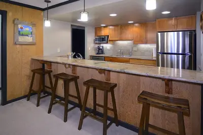 Image de Cozy Slopeside Condo w \/ Remodel récente, vue sur la montagne, Cheminée