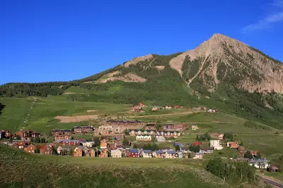 Image de Cozy Ski-In \/ Out Condo w \/ Vues sur les montagnes, Cheminée, Balcon, Animaux acceptés
