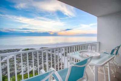 Image de Immeuble calme au coeur de Madeira Beach. Vue exceptionnelle Poolfront Pool and Hot-Tub.