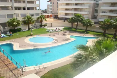 Image de Appartement moderne sur la plage avec grande piscine, salle de gym, climatisation