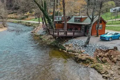 Image de Nouveau! ! ! Tiny House Cabin Adventure sur la rivière! ! ! Wifi et foyer \/ bois gratuit! ! !