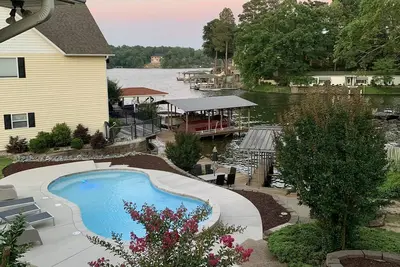 Image de Maison de lac de luxe très pratique sur le lac Hamilton!