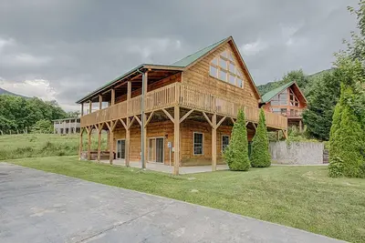 Image de 4 Br 3 1/2 Bain Log, Vues, ���​Accès Pavé, Game Rm, Hot Tub, Internet, Animaux