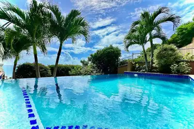 Grande vue et vagues sur les récifs de cette superbe piscine privée Villa