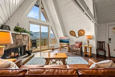 Image de Chalet classique en A, romantique et rustique avec une grande terrasse et vue sur la montagne