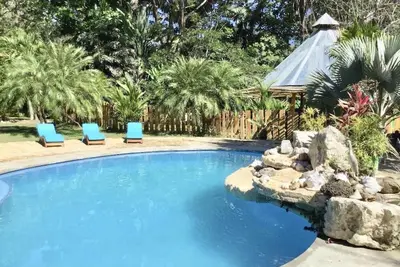 Image de Maison incroyable près de la plage avec piscine