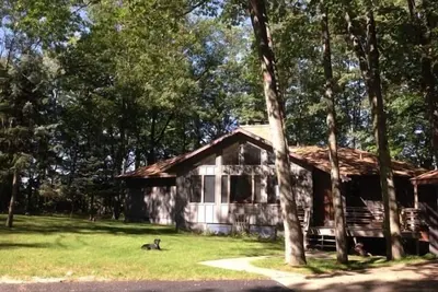 Image de 5 chambres, 4 salles de bains avec vue sur le lac Portage et accès à la plage.