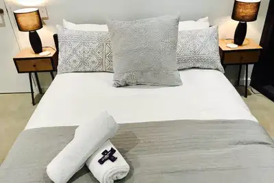 Image de Luxe 5 étoiles, maison de ville neuve, pour 6 personnes, carte-cadeau Bondi Pizza de 20 $