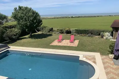 Image de Maison à l'Houmeau avec vue mer imprenable face à l'ile de Ré