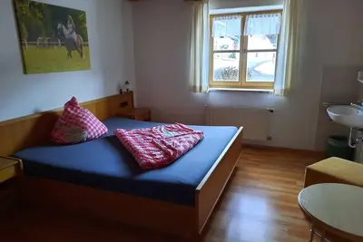 Image de 6) Vier-Raum-Ferienwohnung 90qm, bis zu 6 Personen, Dusche/Wc, 3 Extra-Schlafzimmer, Küche, Balkon