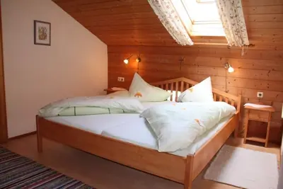Image de Ferienwohnung bis 4 Personen, Bauernhof, 47qm, Balkon, 2 Schlafzimmer, Wohnküche, Sat-Tv = Enzianzimmer