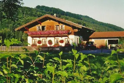 Image de Ferienwohnung 100 qm mit Wohnzimmer, 2 seperate Schlafzimmer, großes Bad mit Wc, zusätzliches Wc, Terrasse, Garten