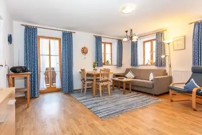 Image de große, schöne Ferienwohnung für 2 bis 4 Personen mit Balkon und Bergblick