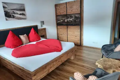 Image de 1) Drei-Raum-Ferienwohnung 52qm, bis zu 5 Personen, Dusche/Wc, 2 Extra-Schlafzimmer, KĂĽche, Balkon