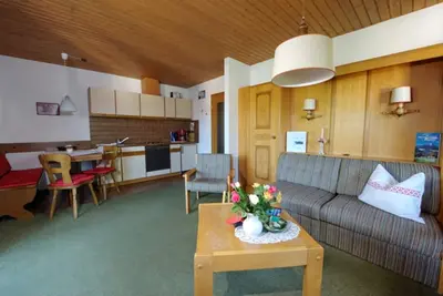 Image de Ferienwohnung Nr. 3 Untersbergblick, 1 bis 2 Personen, 45 qm, 1 Schlafzimmer, Wohnraum mit Schlafcouch, Balkon
