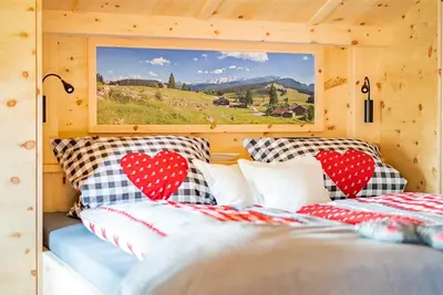 Image de Zwei-Raum-Wohnung (8) Haus Resi, 60qm, Dusche/Wc, EĂźecke, KĂĽchenzeile, Balkon
