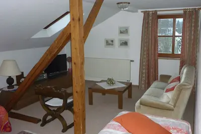 Image de komfortable, zentral gelegene Ferienwohnung für 2 bis 4 Personen mit Bergblick in Thermennähe