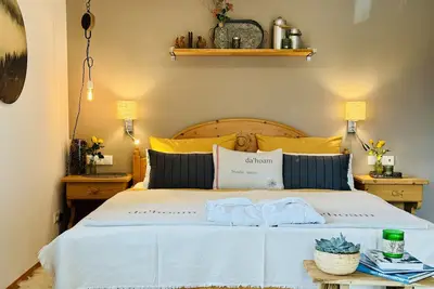 Image de Ferienwohnung Untersberg, 1 bis 2 Personen, 65 qm, Wohn-/ Schlafraum (Doppelbett) kombiniert mit Kachelofen, Wohnküche