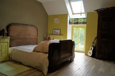 Image de Ravissante chambre d'hôte pouvant accueillir 3 hôtes et un lit bébé.