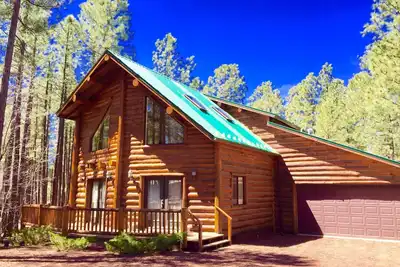 Image de Retraite de luxe en cabane avec bain Ă remous pour une escapade romantique ou une escapade en famille