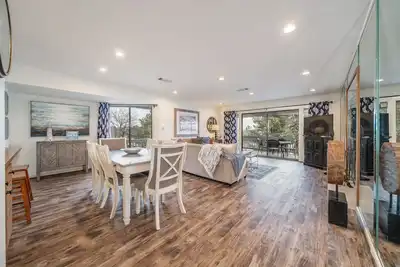 Image de Récemment rénové 2 chambres Rive-Sud! 6 couchages! Fabuleux vue sur le lac!