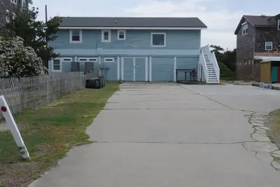 Image de Oceanfront, avec accès à la plage privée, piscine, bain à remous et plus encore!
