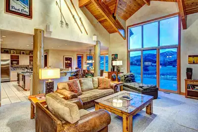 Image de Superbe condo avec vue sur la montagne, mis Ă jour tout au long, Hdtv, cuisine gastronomique, un bain Ă remous!