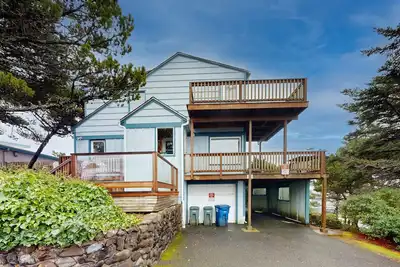 Image de Maison accueillante et rénovée avec vue sur l'océan et accès facile à la plage!