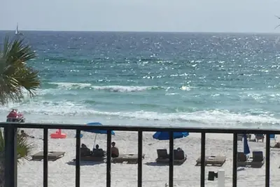 Image de Mers les jours! Étage bas, spacieux condo de vacances en bord de mer pour votre famille.