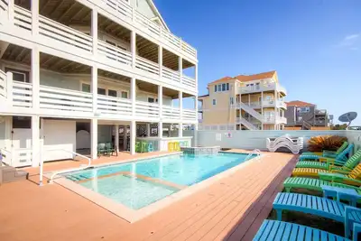 Image de Bordé sur l'océan, Salvo! Chien bienvenus, Piscine, Bar dans la piscine, Jacuzzi, À voir