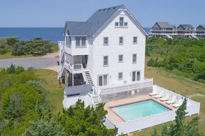 Image de Vues semi-insonorisées avec piscine, bain à remous, salle de jeux, chien-friendly & plus