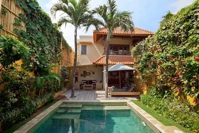 Image de Villa de trois chambres de charme à deux étages, centre de Seminyak \"