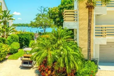 Image de Double Kayak Gratuit Pour Toute Réservation de Février 2019! Confortable Brise de la Baie Chalet de la Piscine et une vue Magnifique sur la Baie