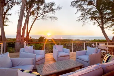 Image de Ne manquez pas ce magnifique Gulf Front Condo récemment rénové. Observez les vagues depuis votre véranda filtrée, ressentez la brise tropicale, écoutez les vagues et regardez les oiseaux de mer jouer. Ce kitch exceptionnel