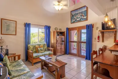 Image de Condo en bord de mer dans une propriété en bord de mer avec piscine commune et plus!