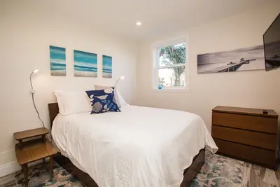 Image de Nouveau! 30+ Jours: 2br \/ 2ba moderne proche de tout