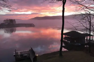 Image de Bord de lac avec une vue imprenable sur la montagne et le lac, les quais, le foyer, les kayaks et plus encore