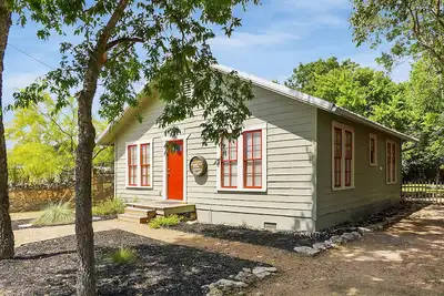 Image de Bungalow de charme sur la place Wimberley avec bain Ă remous!