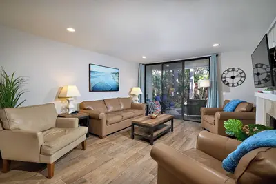 Image de Magnifique, 2br Luxury Beach Cottage Avec Salles de Bains Rénovées ~ Patio & Yard!