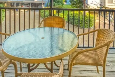 Image de Cette maison de ville de 3 chambres avec 2 salles de bains 1\/2 a tout ce dont vous avez besoin pour des vacances parfaites Ă la plage.