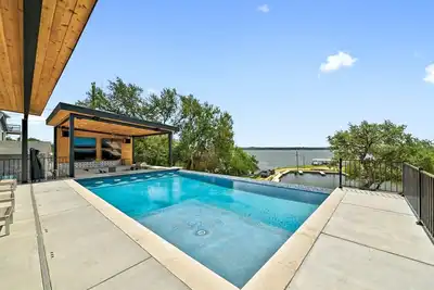 Image de Immense maison au bord de l'eau sur le lac Lbj avec île privée, rampe de bateau et glissades